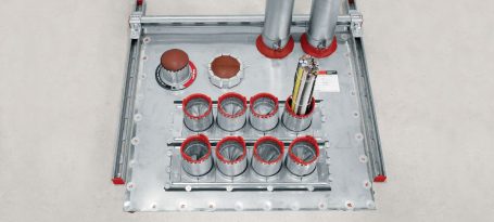 Conjunto de tubos y conectores en un panel de distribución.