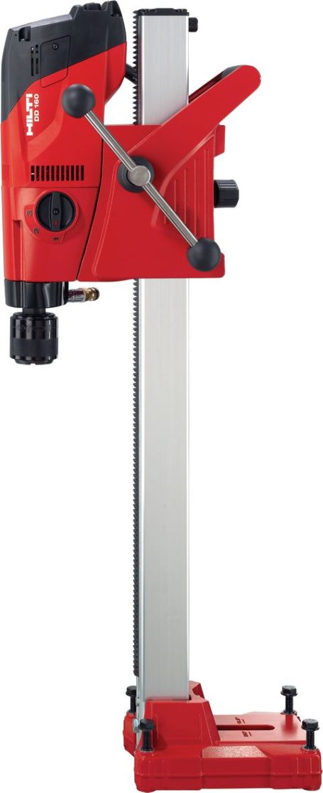Taladro de columna rojo con base de metal y brazo ajustable para perforaciones.