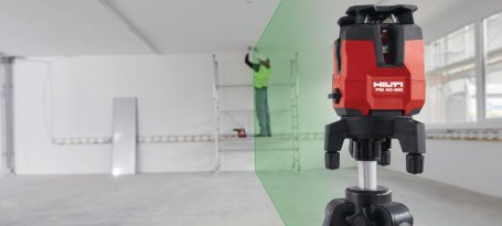 Herramienta láser de nivelación en un espacio vacío, un trabajador está en la parte superior.