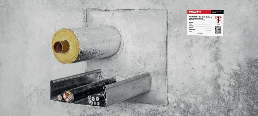 Rollos de material aislante y cinta de electricidad sobre una superficie gris.