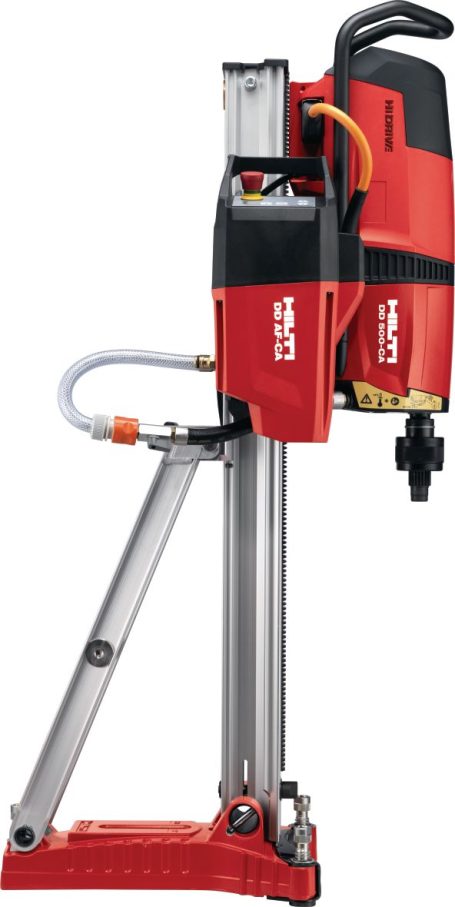 Taladro de columna eléctrico con pie ajustable y motor rojo y negro. Uso profesional.